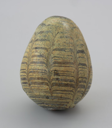 przedmiot religijny i obrzędowy - Ujęcie z przodu w pionie. Gliniana grzechotka w kształcie jajka, pokryta barwnym szkliwem.