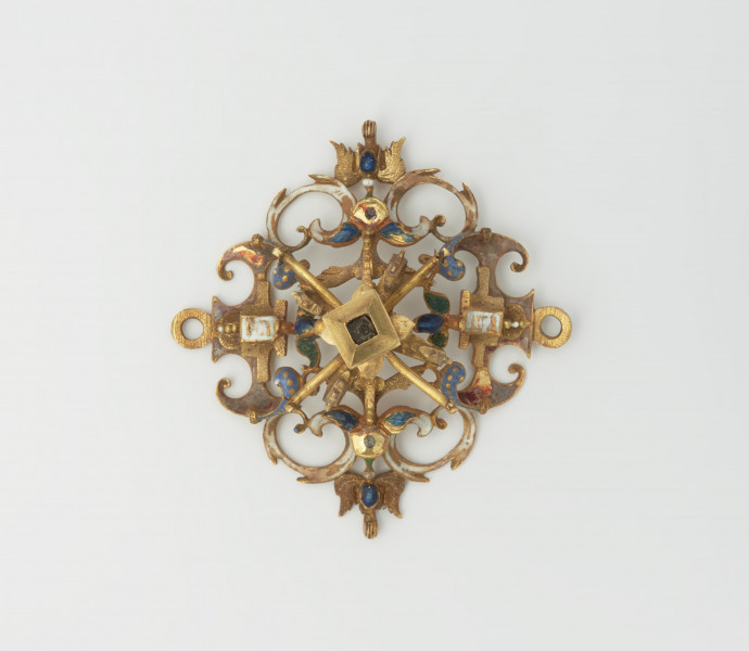 biżuteria, ozdoby - Ujęcie z przodu. Ażurowy klejnot z kołpaka, perwotnie z diamentem i czterema perłami, zdobiony barwną emalią.