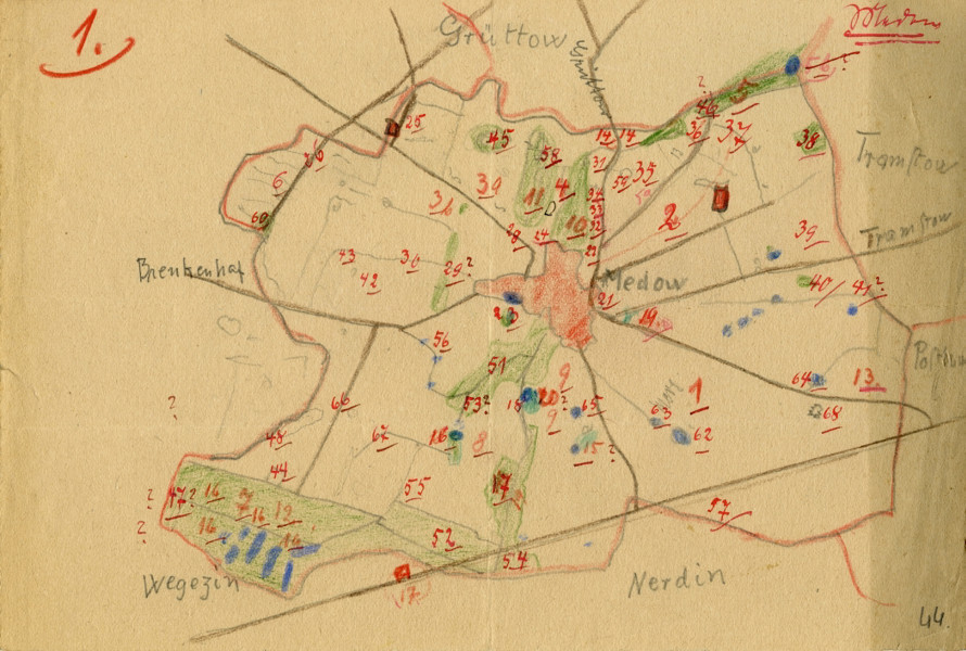 Flurnamen Sammlung - Powiat Anklam - Ujęcie mapy. Mapa wykonana kolorowymi kredkami, odręczna. Zaznaczony obszar zamieszkały, drogi, cieki wodne, tereny zielone oraz numery kart, na których znajdują się spisy.