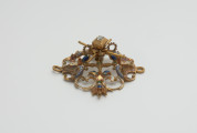 biżuteria, ozdoby - Ujęcie z boku z prawej strony. Ażurowy klejnot z kołpaka z diamentem i - pierwotnie -czterema perłami, zdobiony barwną emalią.