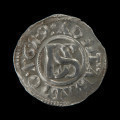 skarb monet - Ujęcie awersu. Jedna z monet skarbu - szeląg pomorski podwójny (awers). Skarb 3311 drobnych monet, głównie pomorskich szelągów podwójnych, ukryty w naczyniu glinianym po 1660 roku.