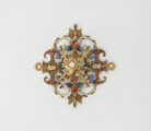 biżuteria, ozdoby - Ujęcie z przodu. Ażurowy klejnot z kołpaka z diamentem i - pierwotnie -czterema perłami, zdobiony barwną emalią.