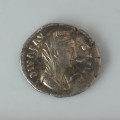 moneta; Srebrny denar Antonina Piusa - Ujęcie awersu. Srebrny denar Antonina Piusa. Powierzchnie są starte, lecz w większości czytelne.