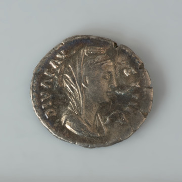 moneta; Srebrny denar Antonina Piusa - Ujęcie awersu. Srebrny denar Antonina Piusa. Powierzchnie są starte, lecz w większości czytelne.