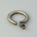 kabłączek skroniowy, biżuteria - Ujęcie z przodu. Kabłączek skroniowy wykonany z srebrnego drutu o okrągłym przekroju z esowatym uszkiem.