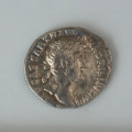 Szlufka do pendentu księcia Kazimierza VI/IX (1557-1605) - Ujęcie awersu. Srebrny denar Hadriana. Denar jest zachowany w dobrym stanie, zarówno wizerunki jak napisy na awersie i rewersie monety są czytelne.