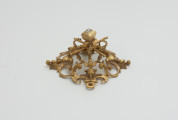 biżuteria, ozdoby - Ujęcie z boku z góry. Ażurowy klejnot z kołpaka z diamentem i - pierwotnie -czterema perłami, zdobiony barwną emalią.