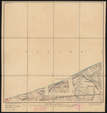 drukowana mapa 445 Lassehne II - Ujęcie z przodu; Mapę 445 Lassehne II	opracowano w 1889, a dodrukowano w 1919 roku. Obejmuje obszar w pobliżu miejscowości Lassehne, Kreis Köslin, Reg. Bez. Köslin, Prov. Pommern, dziś Łasin, pow. koszaliński, woj. zachodniopomorskie, Polska. Jest jednym z dwóch zachowanych egzemplarzy arkusza przedwojennej mapy topograficznej oznaczonego godłem 445, zawierającym dane o lokalizacji obiektów i ich nazw w zasobie archiwalnym Flurnamen Sammlung. Na drukowanej mapie ręcznie naniesiono warstwę z numeracją obiektów fizjograficznych odnoszących się do miejscowości: Bodenhagen, dziś Bagicz; Ziegenberg, dziś Sianożęty; Henkenhagen, dziś Ustronie Morskie.