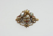 biżuteria, ozdoby - Ujęcie z boku. Ażurowy klejnot z kołpaka z diamentem i czterema perłami, zdobiony barwną emalią.