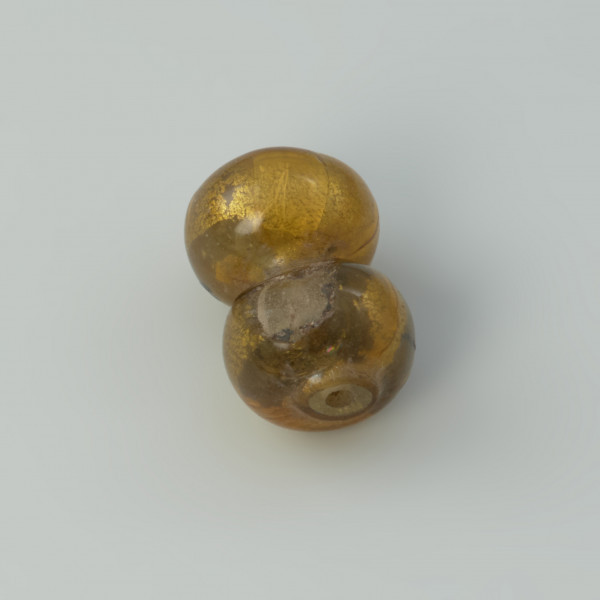 paciorek , biżuteria - Ujęcie z przodu. Paciorek szklany dwusegmentowy zdobiony złotą folią.