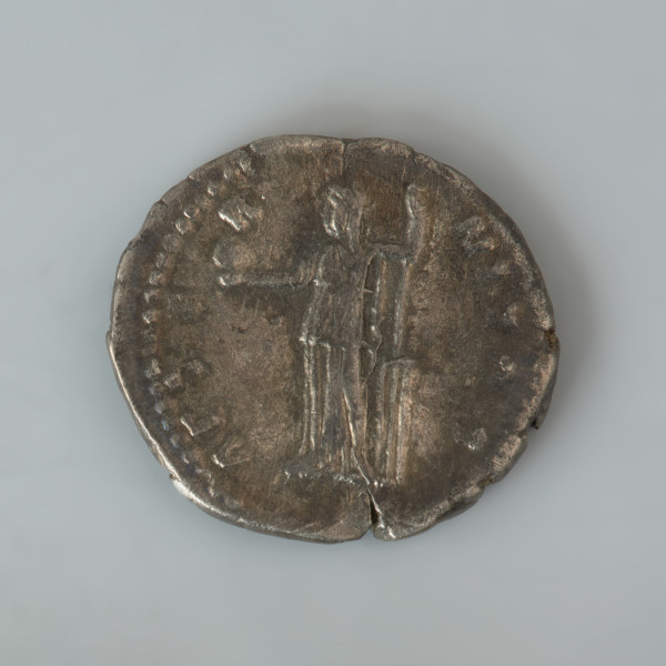 moneta; Srebrny denar Antonina Piusa - Ujęcie rewersu. Srebrny denar Antonina Piusa. Powierzchnie są starte, lecz w większości czytelne.