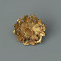pontalik z sarkofagu księcia Franciszka I (1577-1620) - Ujęcie z tyłu. Pontalik w kształcie kwiatowej rozetki z płatkami zdobionymi perełkami nawleczonymi na drut oraz emalią komórkową, inkrustowaną złotem. Płatki z perełkami otoczone są skręconym drutem. Środek kwiatka kopulasty, zbudowany z ośmiu białych płatków, zwieńczony złotą kulką. Na odwrocie centralnie przymocowane uszko z drutu.