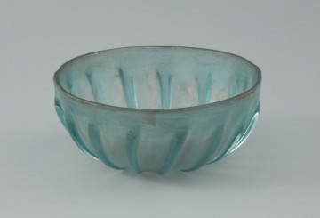 naczynie; Rzymskie naczynie (czarka) z żeberkami - Ujęcie z góry. Rzymskie naczynie szklane (czarka) z żeberkami wykonane z klarownego szkła.