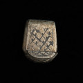 Szlufka do pendentu księcia Kazimierza VI/IX (1557-1605) - Ujęcie detalu z przodu. Prostokątna szlufka wykonana z gładkiej, srebrnej taśmy, z ozdobnie opracowaną częścią przednią w formie tralki, pokrytą grawerowaną i niellowaną dekoracją.