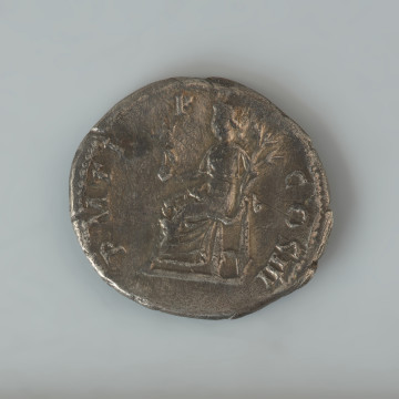 Szlufka do pendentu księcia Kazimierza VI/IX (1557-1605) - Ujęcie rewersu. Srebrny denar Hadriana. Denar jest zachowany w dobrym stanie, zarówno wizerunki jak napisy na awersie i rewersie monety są czytelne.