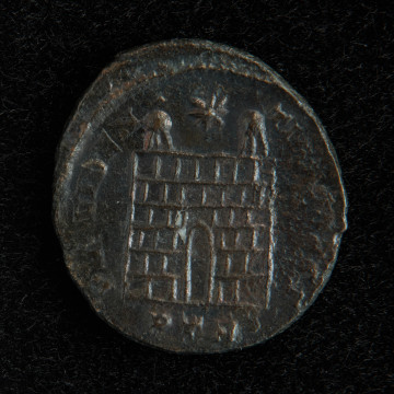 moneta; Follis (moneta z brązu) Konstantyna I - Ujęcie rewersu. Follis (moneta z brązu) Konstantyna I. Moneta jest dobrze zachowana choć napisy są częściowo nieczytelne.