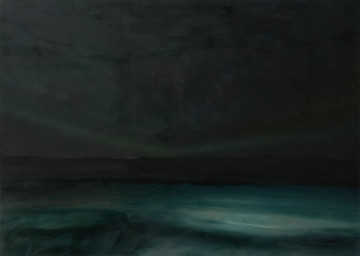 obraz - Ujęcie z przodu. Pejzaż nocny z widokiem łąki. Linia horyzontu w trzech czwartych przedstawienia. Całość utrzymana w ciemnej kolorystyce zdominowanej czerniami, odcieniami szarości i zieleni. Partie nieba od lewej rozświetlone.