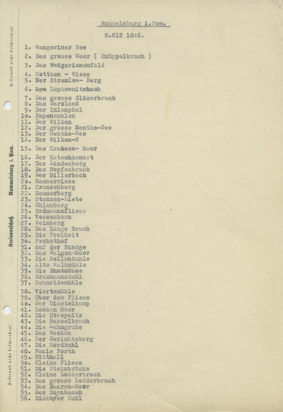 Flurnamen Sammlung - Powiat Miastecki - Ujęcie jednej strony spisu maszynowego. Lekko pożółkła karta spisu maszynowego z 56 pozycjami z nazwami w języku niemieckim. Karta posiada napisy w pionie na marginesie po lewej stronie oraz dwie dziurki.