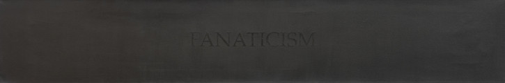 obraz - Ujęcie części środkowej. Kompozycja w formie wydłużonego prostokąta złożonego z trzech obrazów zmontowanych w jedną całość. Środkowy, prostokątny element pomalowany na czarno z czarnym, błyszczącym majuskułowym napisem FANATICISM. Części boczne kwadratowe z nadrukowanymi na płótno reprodukcjami dłoni Chrystusa ze sceny Ukrzyżowania autorstwa Matthiasa Grünewalda (Ołtarz z Isenheim).