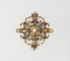 biżuteria, ozdoby - Ujęcie z przodu. Ażurowy klejnot z kołpaka z diamentem i - pierwotnie -czterema perłami, zdobiony barwną emalią.