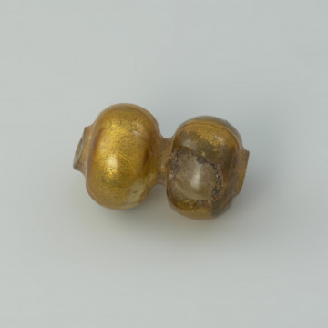 paciorek , biżuteria - Ujęcie lewej strony paciorka. Paciorek szklany dwusegmentowy zdobiony złotą folią.