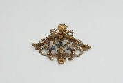 biżuteria, ozdoby - Ujęcie z boku z góry. Ażurowy klejnot z kołpaka z diamentem i - pierwotnie -czterema perłami, zdobiony barwną emalią.