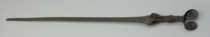 broń, miecz - Ujęcie z góry przodu miecza. Kompletny miecz z brązu typu antenowego z wąską głownią o odłamanym czubku.