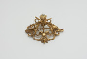 biżuteria, ozdoby - Ujęcie z boku z lewej strony. Ażurowy klejnot z kołpaka z diamentem i - pierwotnie -czterema perłami, zdobiony barwną emalią.
