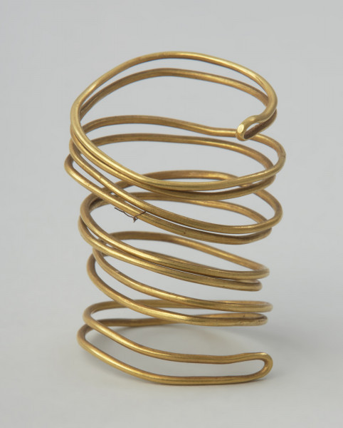 Pięciozwojowa spirala ze złorego drutu. - Ujęcie lewej strony spirali w pionie. Złota spirala z pięcioma zwojami z podwójnego drutu.