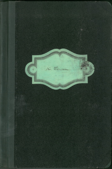 Flurnamen Sammlung - Kreis Dammin - Ujęcie okładki. Ziemnozielona materiałowa okładka o zniszczonych brzegach. W górnej części naklejka z odręcznie napisaną piórem i lekko zamazaną nazwą powiatu w języku niemieckim
W skład dokumentacji wchodzi 217 kart, w tym niektóre zapisane dwustronnie, obejmujące spis maszynowy (191 kart), dokumenty odręczne (13 kart), i prasę („Stettiner General-Anzeiger”, 1941, „Am Pommerschen Herd”, 1928, 1931, „Pommersche Heimat”, 1928; razem 13 kart).