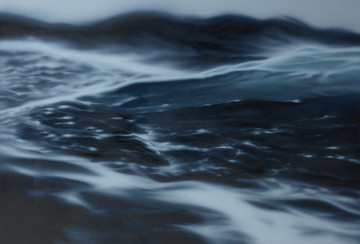 obraz - Ujęcie z przodu. Kompozycja pozioma przedstawiająca powierzchnię wzburzonego morza utrzymana w ciemnej tonacji zdominowanej przez odcienie granatu i błękitu, czerń oraz szarości. Płaskie łuki grzbietów fal zmąconej toni morskiej układają się rozświetlonymi smugami od prawej do lewej krawędzi obrazu. Pomiędzy nimi ciemne, drobne fale powierzchniowe. Nieostre grzbiety wysokich fal kształtują linię horyzontu wzdłuż górnej granicy przedstawienia.