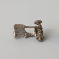 Zapinka srebrna z wysoką pochewkę, zdobiona drutem perełkowym - Ujęcie z dołu. Zapinka srebrna z wysoką pochewkę, zdobiona drutem perełkowym.