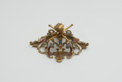 biżuteria, ozdoby - Ujęcie z boku z dołu. Ażurowy klejnot z kołpaka z diamentem i - pierwotnie -czterema perłami, zdobiony barwną emalią.