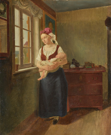 Studium olejne. Oczekująca - Ujęcie z przodu; Kobieta trzymająca na ręku niemowlę z gołymi stópkami stoi w izbie wpatrzona w widok zza okna. Za jej plecami znajduje się ciemnobrązowa komoda z przyborami. Po lewej stronie, nad komodą znajduje się portret. Kobieta ubrana w długą spódnicę, białą bluzkę i czerwony gorset.