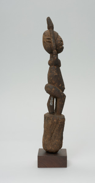 rzeźba - Ujęcie prawego boku. Figura - postać przodka. Figura przedstawia postać kobieta z uniesionymi do góry rękoma.