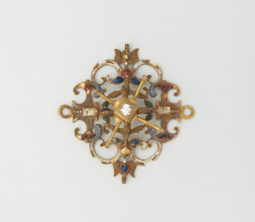 biżuteria, ozdoby - Ujęcie przodu klejnotu z góry. Ażurowy klejnot z kołpaka z diamentem i - pierwotnie -czterema perłami, zdobiony barwną emalią.