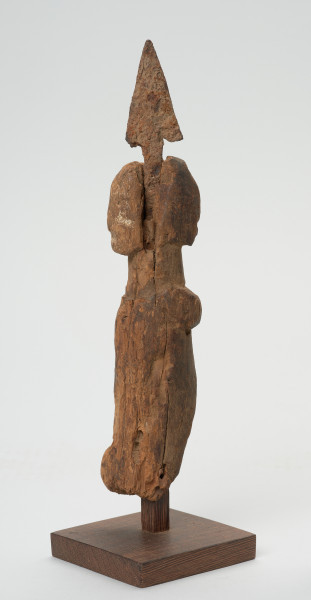 rzeźba - Ujęcie przodu skosem w lewą stronę. Uproszczona postać ludzka, z wetkniętym grotem strzały. Stanowi część wyposażenia grobu.