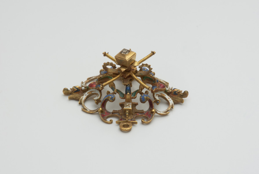 biżuteria, ozdoby - Ujęcie w pionie tyłu klejnotu. Ażurowy klejnot z kołpaka z diamentem i - pierwotnie -czterema perłami, zdobiony barwną emalią.