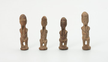 rzeźba - Ujęcie z przodu; Zestaw składa się z czterech małych, drewnianych, stojących figurek przedstawiających postacie ludzkie – najprawdopodobniej przodków. Wszystkie mają zakryte dłońmi twarze.
