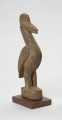rzeźba - Ujęcie przodu skosem w prawą stronę. Figurka ptaka calao (dzioborożec) wykonana z drewna. Ptak stoi na dwóch nogach, wyprostowany, charakteryzuje się dużym dziobem i czubem na głowie.