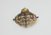 biżuteria, ozdoby - Ujęcie w pionie przodu klejnotu. Ażurowy klejnot z kołpaka z diamentem, zdobiony barwną emalią.