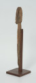 Ujęcie boku i tyłu; Rzeźba. Figura - Nommo - drewniana pałka zakończona głową o cechach antropomorficznych. Widoczne spękania na głowie.