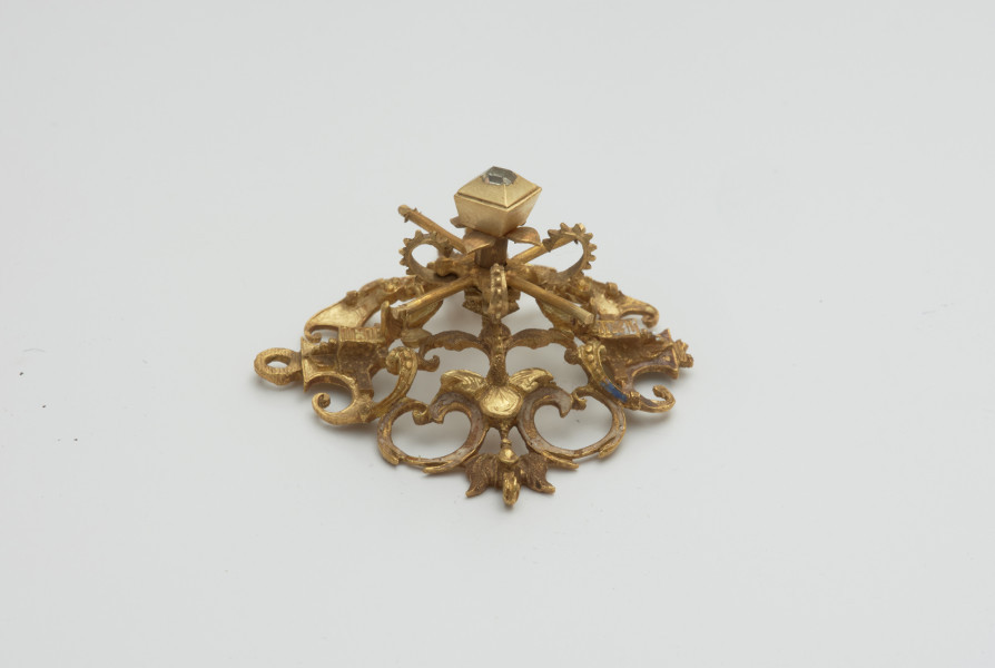 biżuteria, ozdoby - Ujęcie w pionie prawej strony klejnotu. Ażurowy klejnot z kołpaka z diamentem i - pierwotnie -czterema perłami, zdobiony barwną emalią.