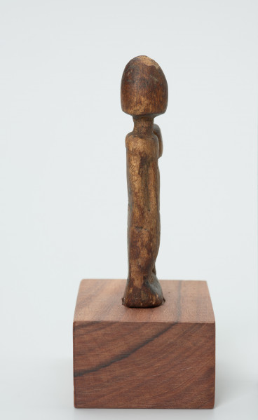 rzeźba - Ujęcie prawego boku. Drewniane, rzeźbione dwie postaci ludzkie, różnej wysokości umieszczone na jednej podstawie. Bardzo schematyczne, z walcowatego tułowia wyodrębniona jedynie głowa na długiej szyi.