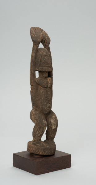 Ujęcie z przodu z prawej strony. Figura - postać kobiety stojącej z wyciągniętymi do góry rękoma.