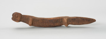 rzeźba - Ujęcie lewego boku. Figurka przedstawia ayo geu – krokodyla krótkopyskiego. Wizerunek krokodyla uproszczony, na całęj powierzchni pokryty płytkimi nacięciami.
