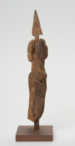 rzeźba - Ujęcie prawej strony rzeźby. Uproszczona postać ludzka, z wetkniętym grotem strzały. Stanowi część wyposażenia grobu.