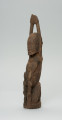 rzeźba - Ujęcie przodu i boku z prawej; Kobieta przedstawiona w pozycji klęczącej z rękoma uniesionymi o góry. Karmi dzieci (bliźnięta)z piersi, dzieci ukazane od tyłu. Rzeźba na całym ciele zdobiona szlaczkami.
