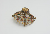 biżuteria, ozdoby - Ujęcie w pionie przodu klejnotu. Ażurowy klejnot z kołpaka z diamentem, zdobiony barwną emalią.