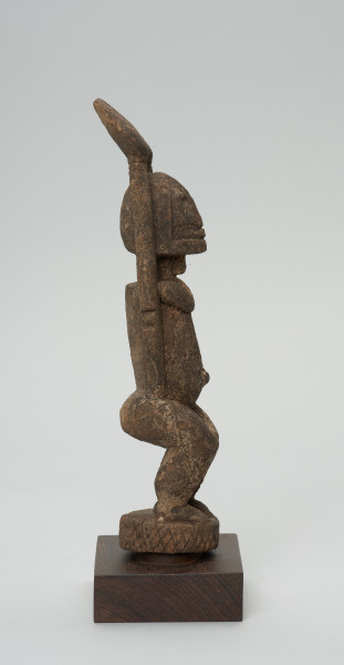 Ujęcie prawego boku. Figura - postać kobiety stojącej z wyciągniętymi do góry rękoma.